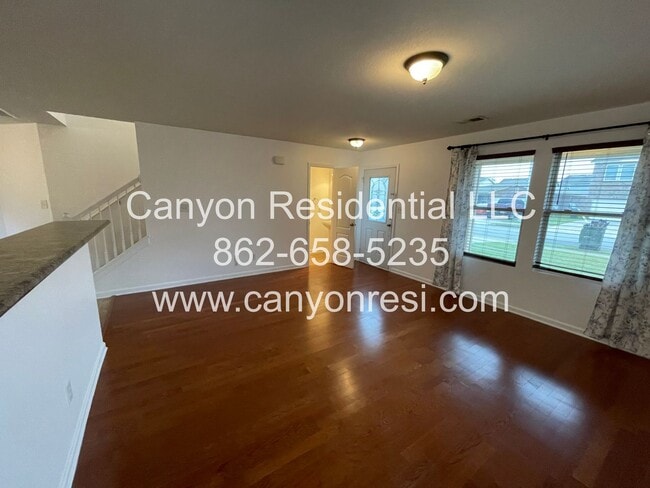 Building Photo - Great Location the spacious 3BR 3BA won't last long!