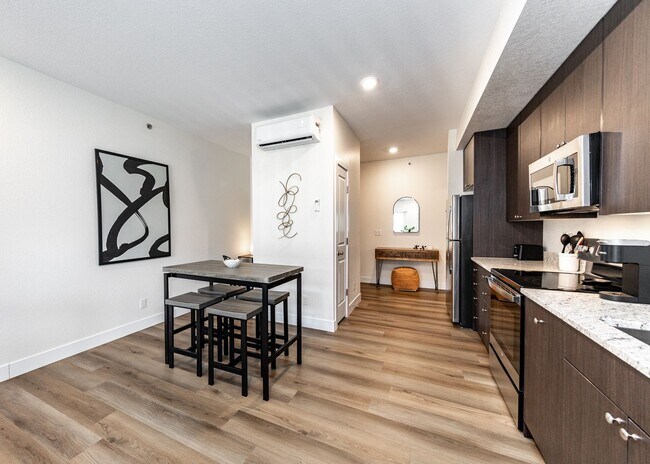 Building Photo - 1 Bed Luxury Apartment near Garden of the Gods
