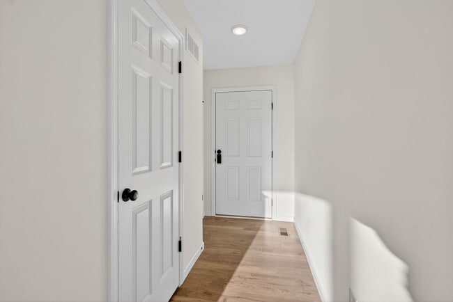 Building Photo - Modern 2-Bedroom Townhome