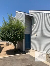 Building Photo - Lovey Townhome In Clovis!