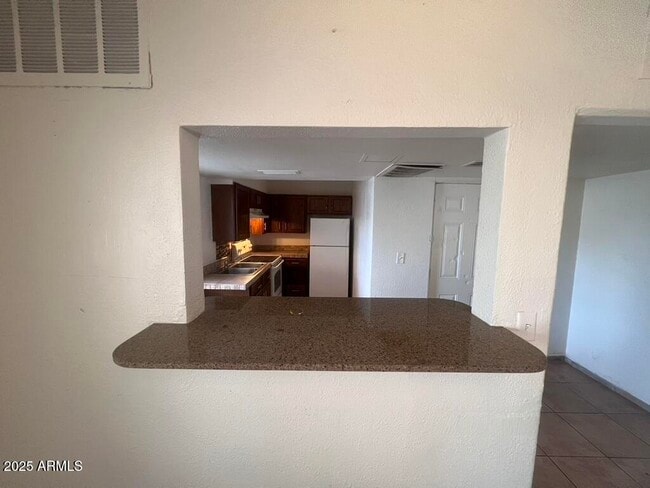 Building Photo - 526 S Mesa Dr