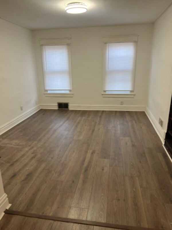 Building Photo - 457 S Des Plaines St