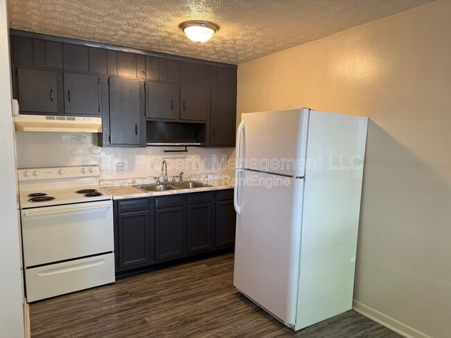 Building Photo - 3216 Garden Dr