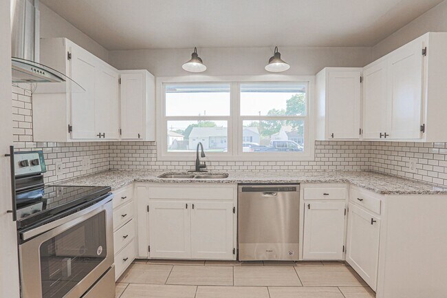 Building Photo - Pre Leasing for fall 2026! 4/2 in Medical District