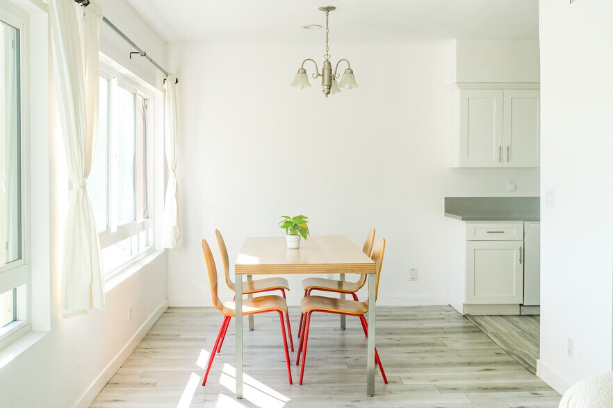 Building Photo - 10823 Camarillo St