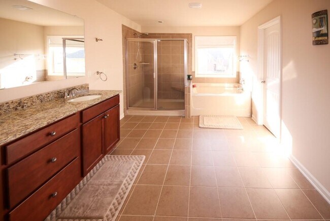 Building Photo - 3415 Pointe Vecchio Cir