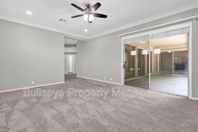 Building Photo - 1550 N Robin Ln