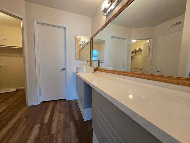 Building Photo - 25671 Le Parc