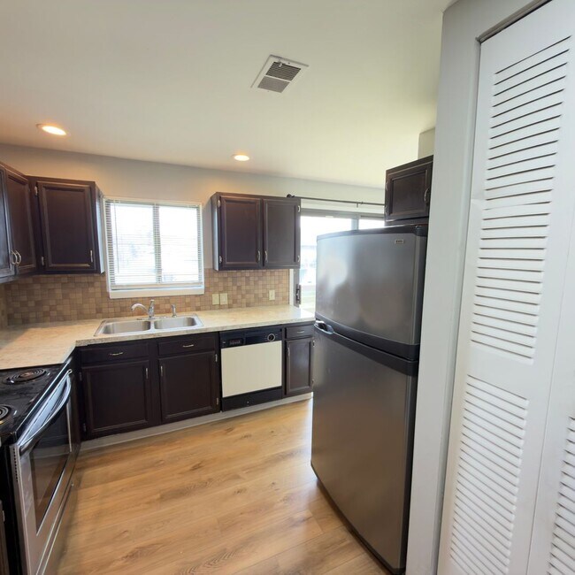 Building Photo - 2 Bedroom Upper Duplex in Breton Village!