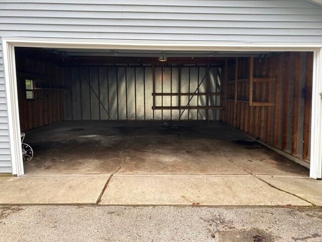 Building Photo - NEWLY RENOVATED 3 bdrm/2 bath - Sharon