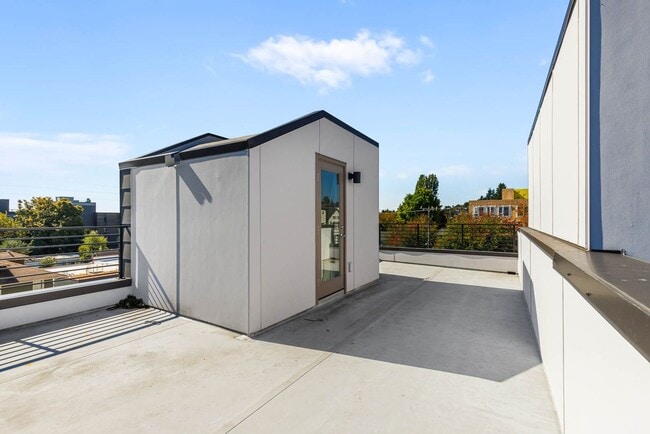 Building Photo - 718 N Allen Pl