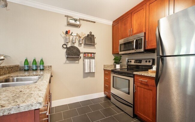 Building Photo - Waterfront Studio Kirkland Available for R...