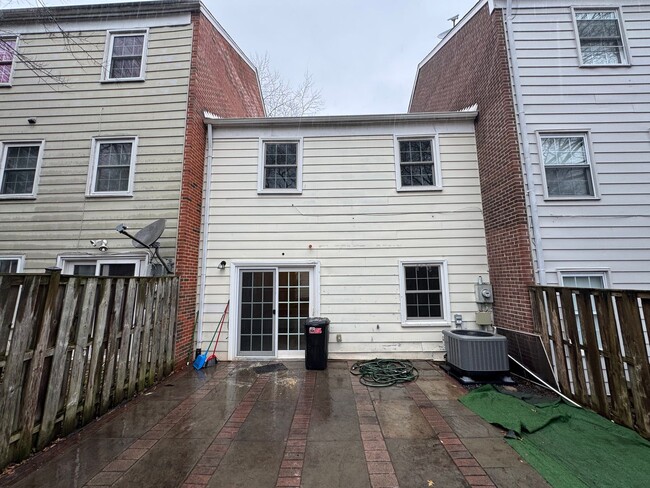 Building Photo - Spacious 3 Bed 2.5 Bath Townhome In Beautiful Sudley