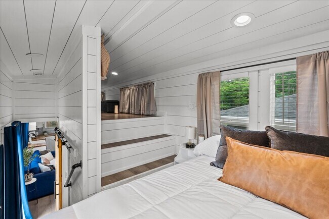 Building Photo - 4734 Oleander St