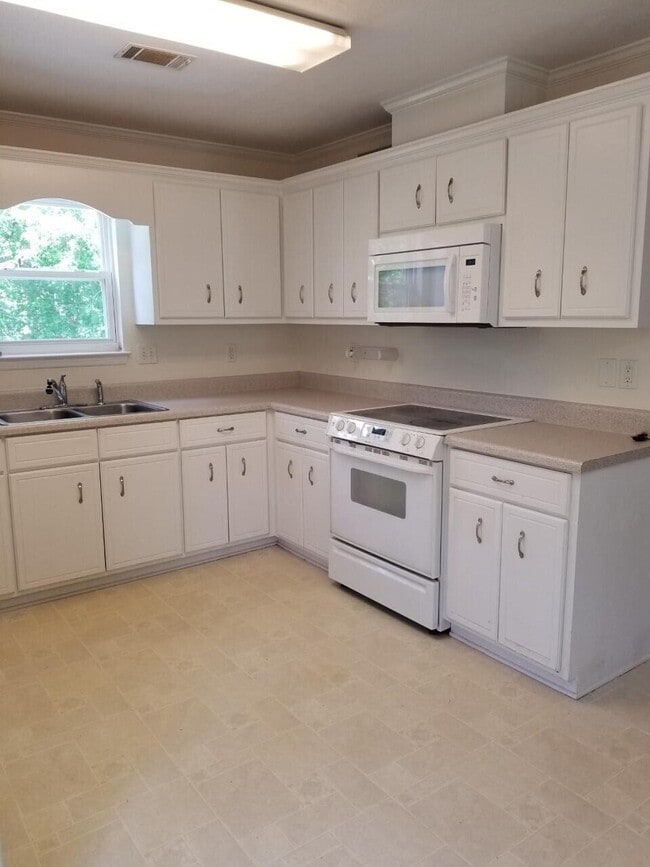 Building Photo - 2012 Sylvan Lake Dr