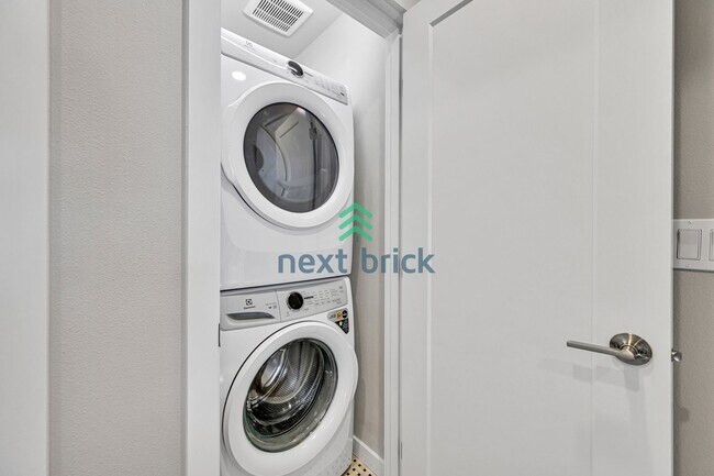Building Photo - 2 BED & 2.5 BATH TOWNHOUSE FOR RENT