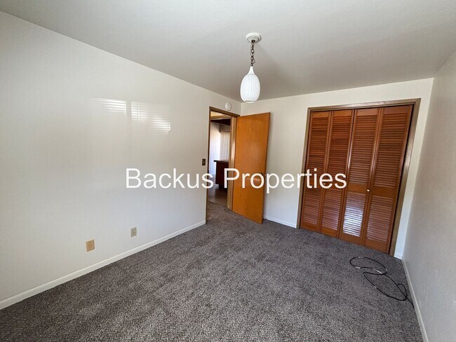 Building Photo - Great three bedroom unit in Monterey
