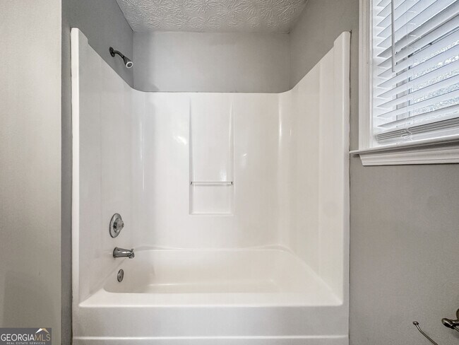 Building Photo - 335 Paradise Dr