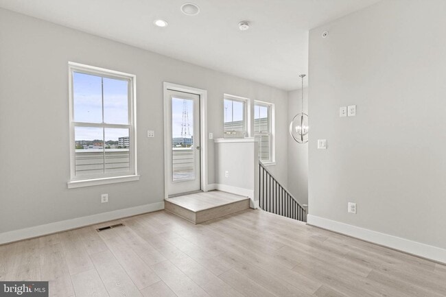 Building Photo - This beautiful modern 3 bed 4 1/2 bath tow...
