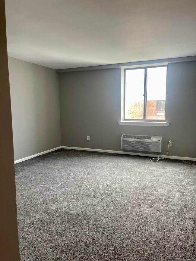 Building Photo - 50 Birdseye St