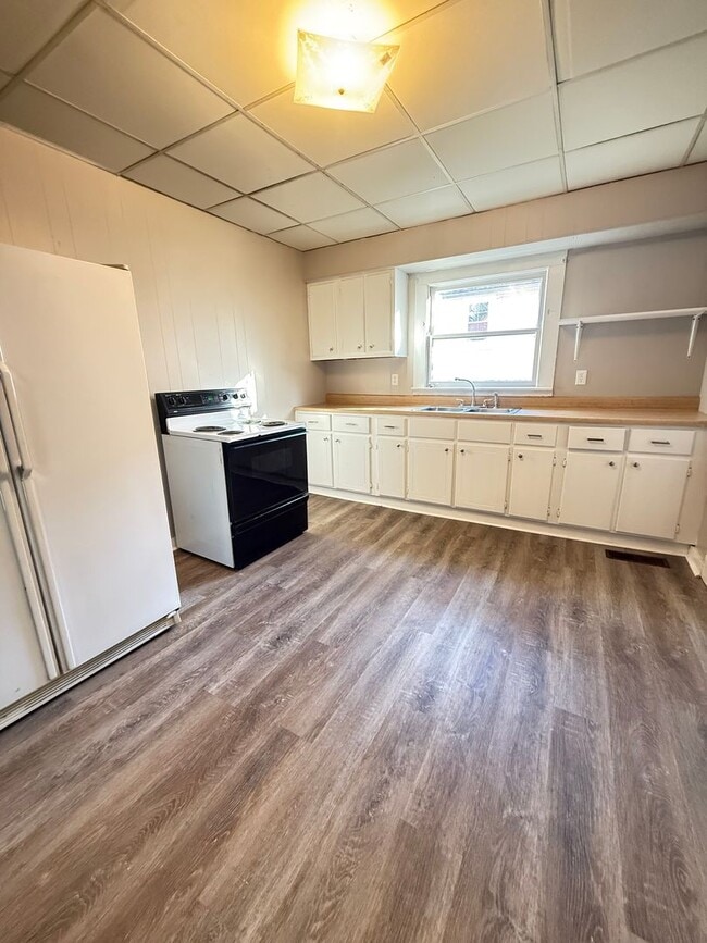 Building Photo - 2-Bedroom, 1-Bath Home in a Prime Martin Location! *REMODELED*