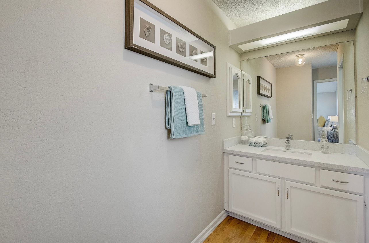 Building Photo - 1303 Victoria Ter