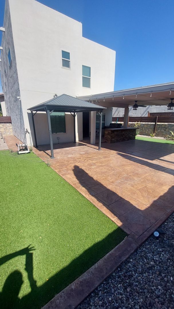 Building Photo - Backyard Oasis!!!  Beautiful 4 bedroom 2.5 bathroom 2 story home on corner lot!