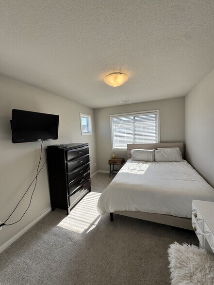 Building Photo - 2622 SE Osier Ave