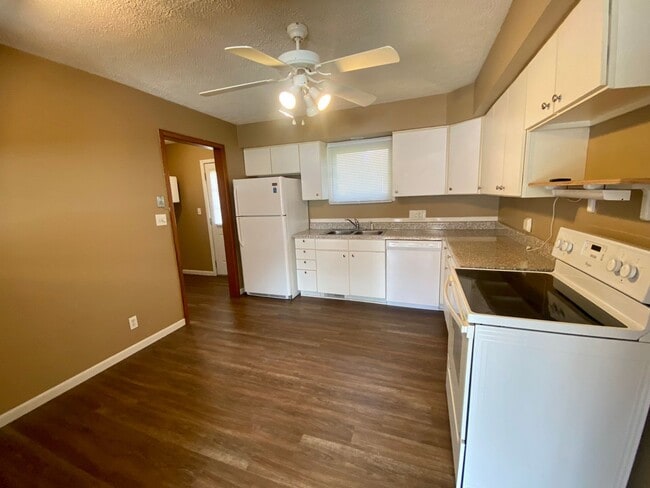 Building Photo - Super Clean 2 Bedroom - 1 Bath Home
