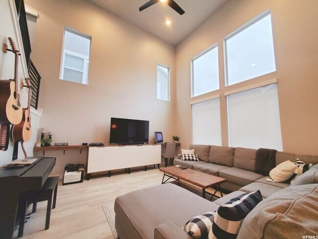 Building Photo - Beautiful 4 Bedroom Home, Bluffdale, 2827 sq ft,  Updated!