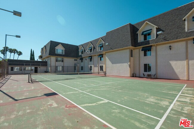 Building Photo - 2385 Roscomare Rd
