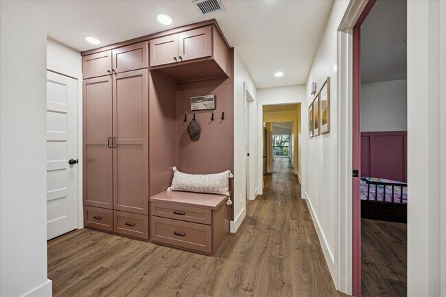 Building Photo - 6407 Lynn Ln