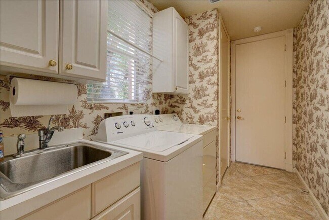 Building Photo - 10891 Northgreen Dr