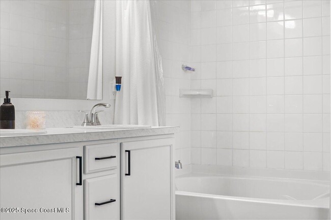 Building Photo - 527 Glaspell Cir SE