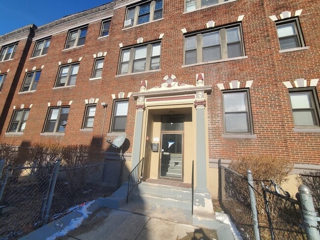 Building Photo - 10 Abbotsford St