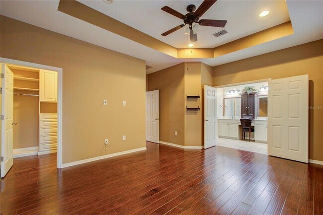 Building Photo - 1122 Oakcrest Dr