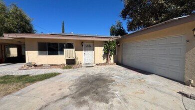 Building Photo - Three Bedroom, Two Bathroom Home in East H...