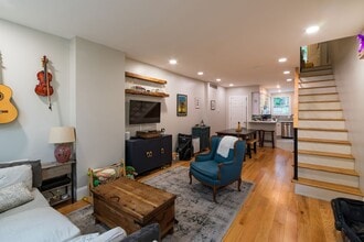 Building Photo - Two Bed East Kensington Townhouse
