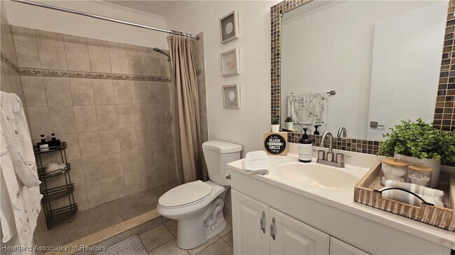 Building Photo - 639 Killarney Dr