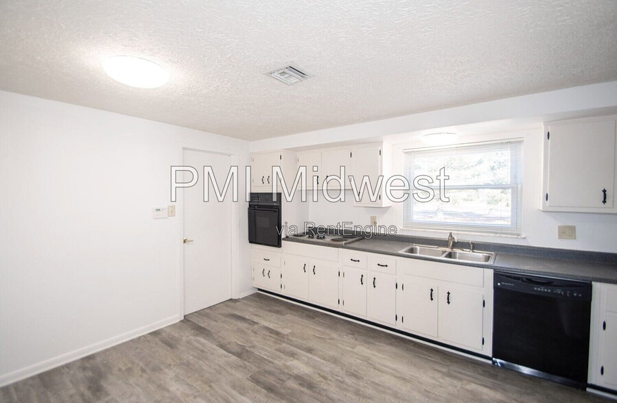 Building Photo - 8636 E Edgewood Ave