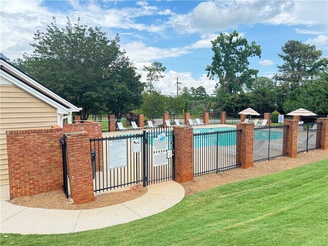 Building Photo - 153 Holcomb Ferry Rd