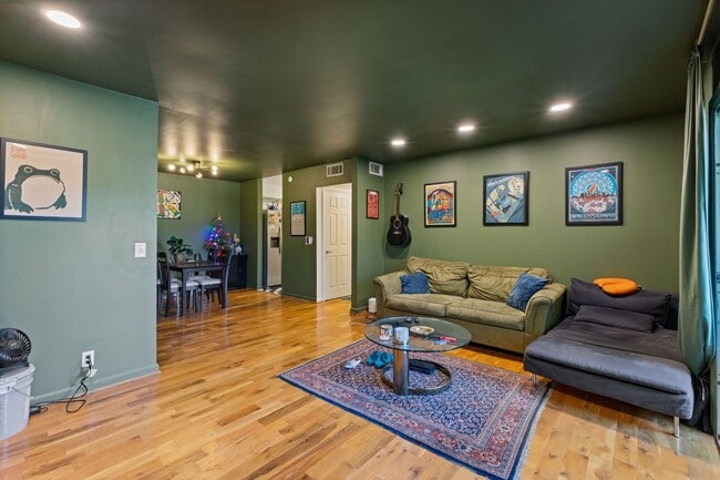 Building Photo - 515 Basswood Ave