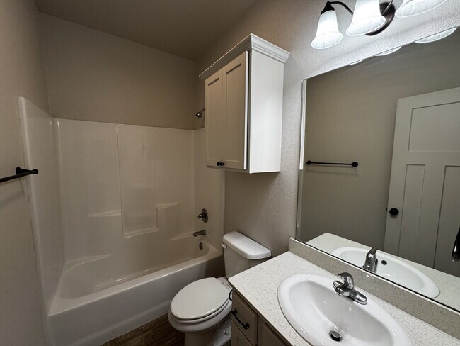 Building Photo - Beautiful Home Located Near Texas Tech Cam...