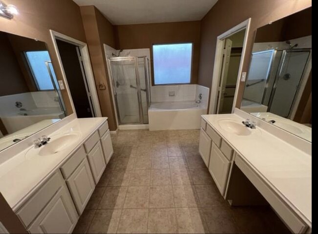 Master Bath with dual vanity, linen closet , tub and shower - 3511 Misty View Ln