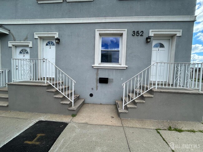 Building Photo - 352 Keene St