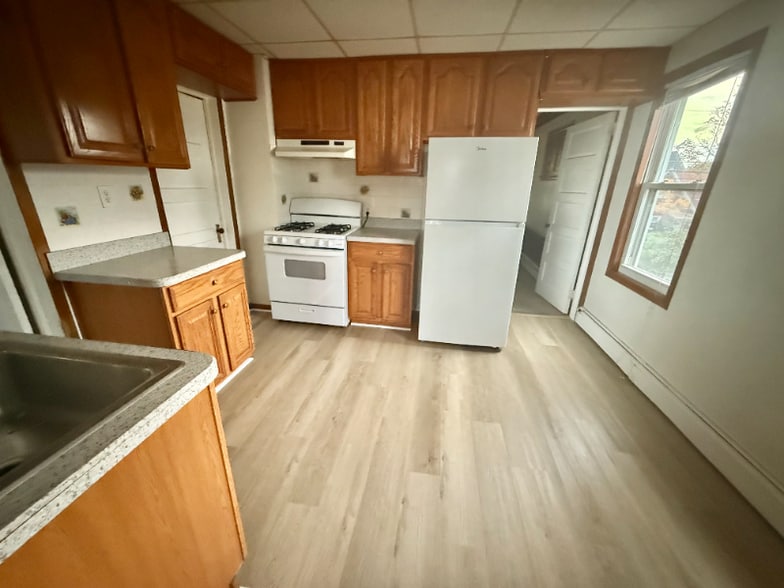 Building Photo - 32 Major St