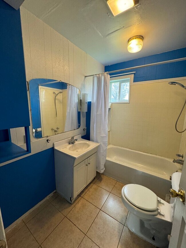 Building Photo - 3 bed 1 bath house with large yard/garden area
