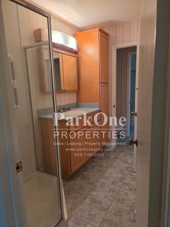 Building Photo - Cozy Skywest Townhome