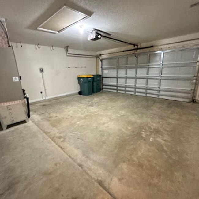 Building Photo - Spacious 3-Bed, 2-Bath Home. Patio. Amenities. Located just minutes from St Johns Town Center and...