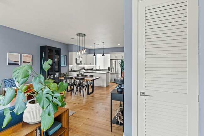 Building Photo - Modern, Stylish Furnished Townhome in Down...